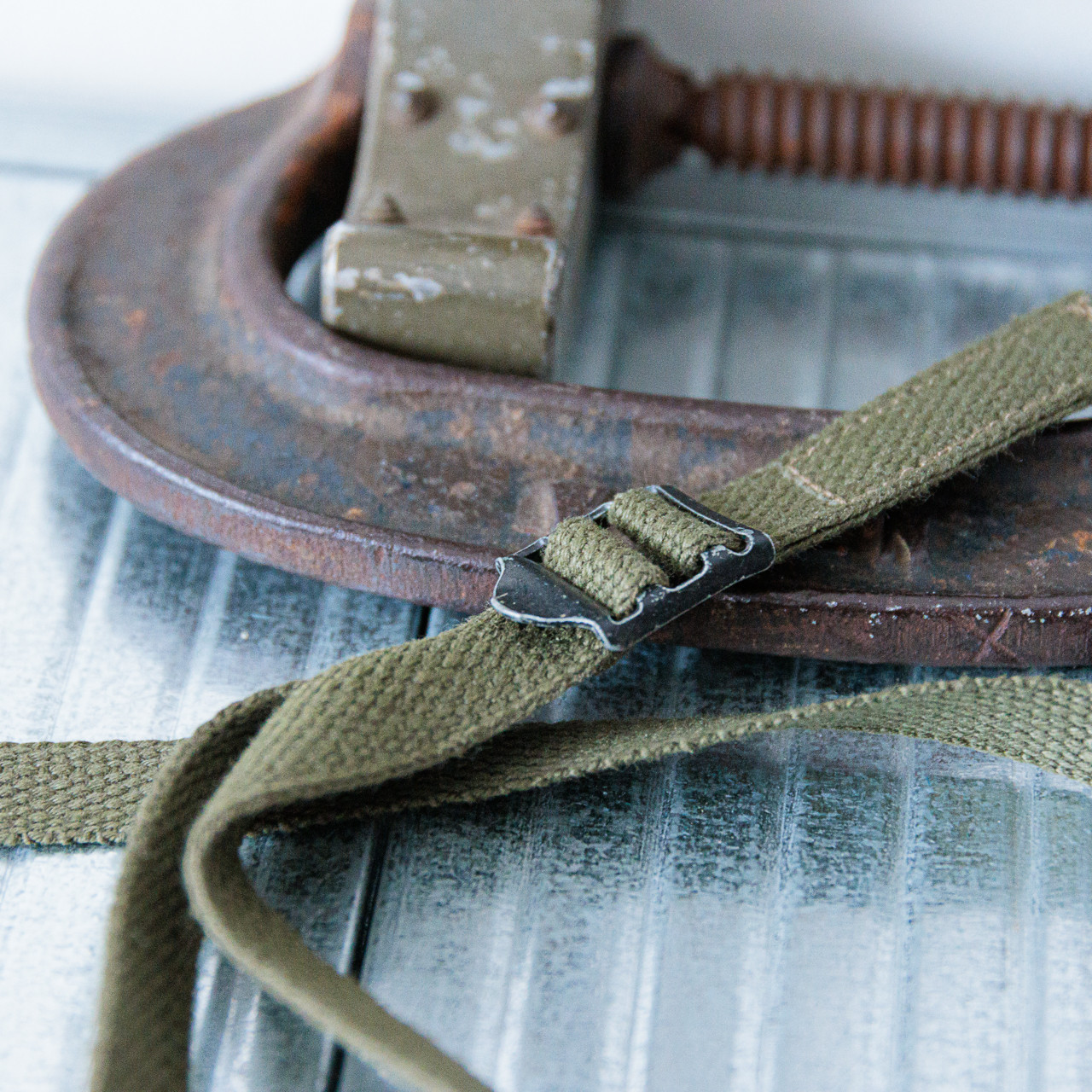 少ない荷物で出かける時はこれで、年代不詳イギリス軍ヴィンテージキャンバスフラップサコッシュ縦型 IND1484