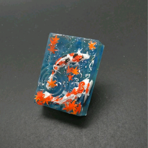 紅葉を観に行コウヨウ☆ 錦鯉が舞泳ぐ 波紋レジン キーホルダー