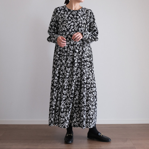 This.】体型カバーも叶う ふんわりシルエットの小花柄ギャザー This.】体型カバーも叶う ふんわりシルエットの小花柄ギャザー