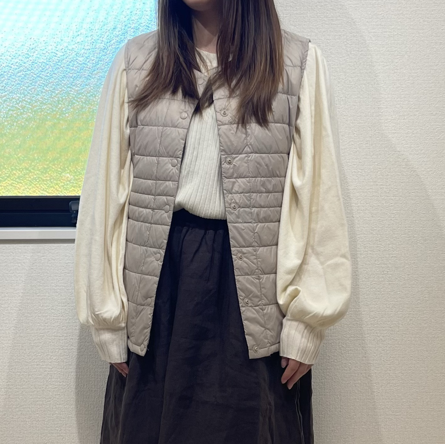 とっても軽いダウンベスト　前ボタン　防寒　ダウン80%   (ベージュ)