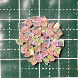 《合成オパール》(フローレスオパール) 原石 ピンク/マルチ斑 1.4g ⑥ 2枚目の画像