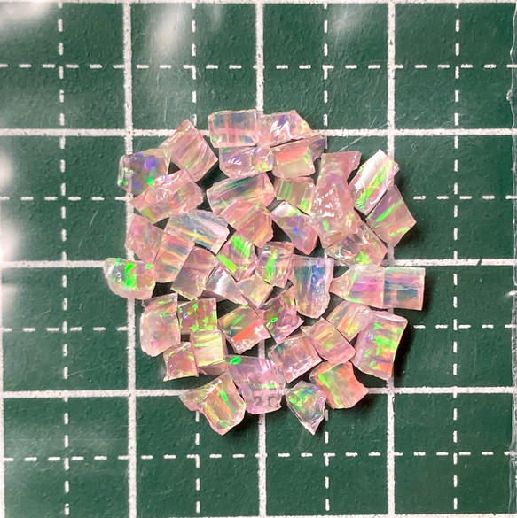 《合成オパール》(フローレスオパール) 原石 ピンク/マルチ斑 1.4g ⑥ 2枚目の画像