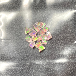 《合成オパール》(フローレスオパール) 原石 ピンク/マルチ斑 0.4g ⑪ 1枚目の画像
