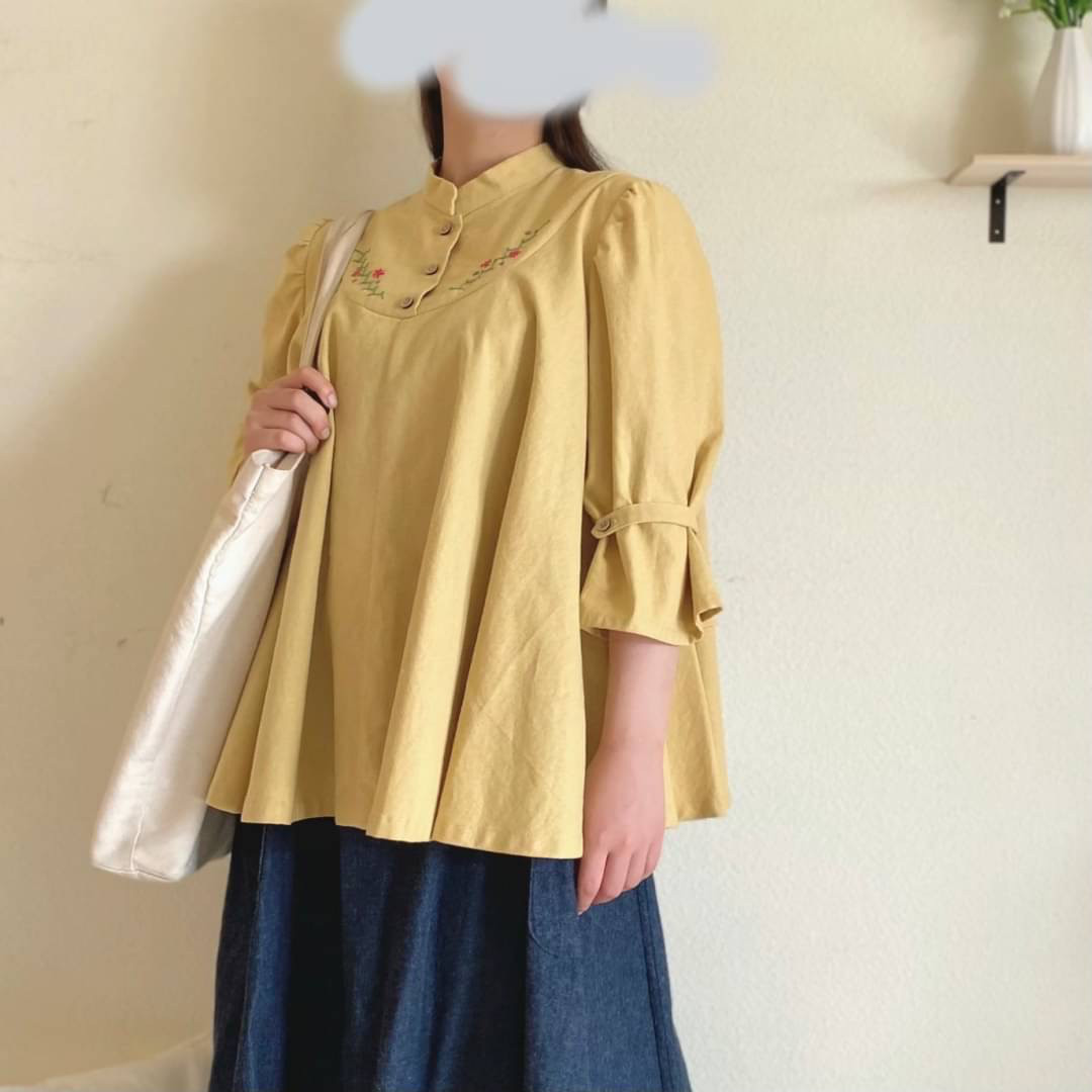 花刺繍のフレアブラウス