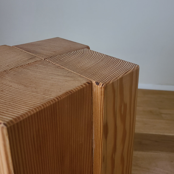 彫刻のようなスツール　米松　椅子　花台　サイドテーブル　無垢　天然　自然　木製　置物 5枚目の画像