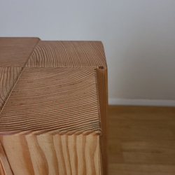 彫刻のようなスツール　米松　椅子　花台　サイドテーブル　無垢　天然　自然　木製　置物 7枚目の画像
