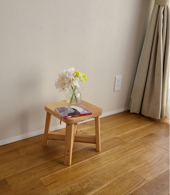 色々使えるコンパクトなスツール　花台　飾り台　ミニテーブル　踏み台　椅子　ナチュラル　無垢　天然　自然　　自然素材　 15枚目の画像