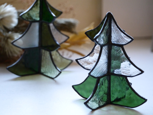 【新色】ステンドグラス　クリスマスツリー　ｂ（モスグリーン） 1枚目の画像