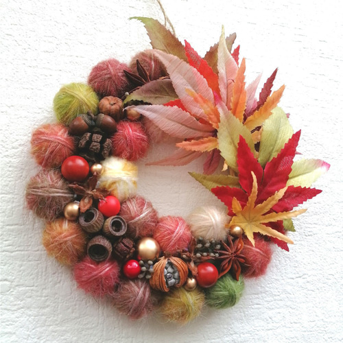 毛糸玉リース☆赤いキラキラ 毛糸玉リース☆赤いキラキラ 毛糸玉でクリスマスリース手作りしたよ