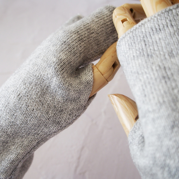 クリスマス・Creema限定【滑らか編み目が美しい】アームウォーマー・GY 6枚目の画像