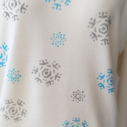 雪の結晶の型染めハイネックセーター 4枚目の画像