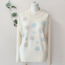 雪の結晶の型染めハイネックセーター 1枚目の画像