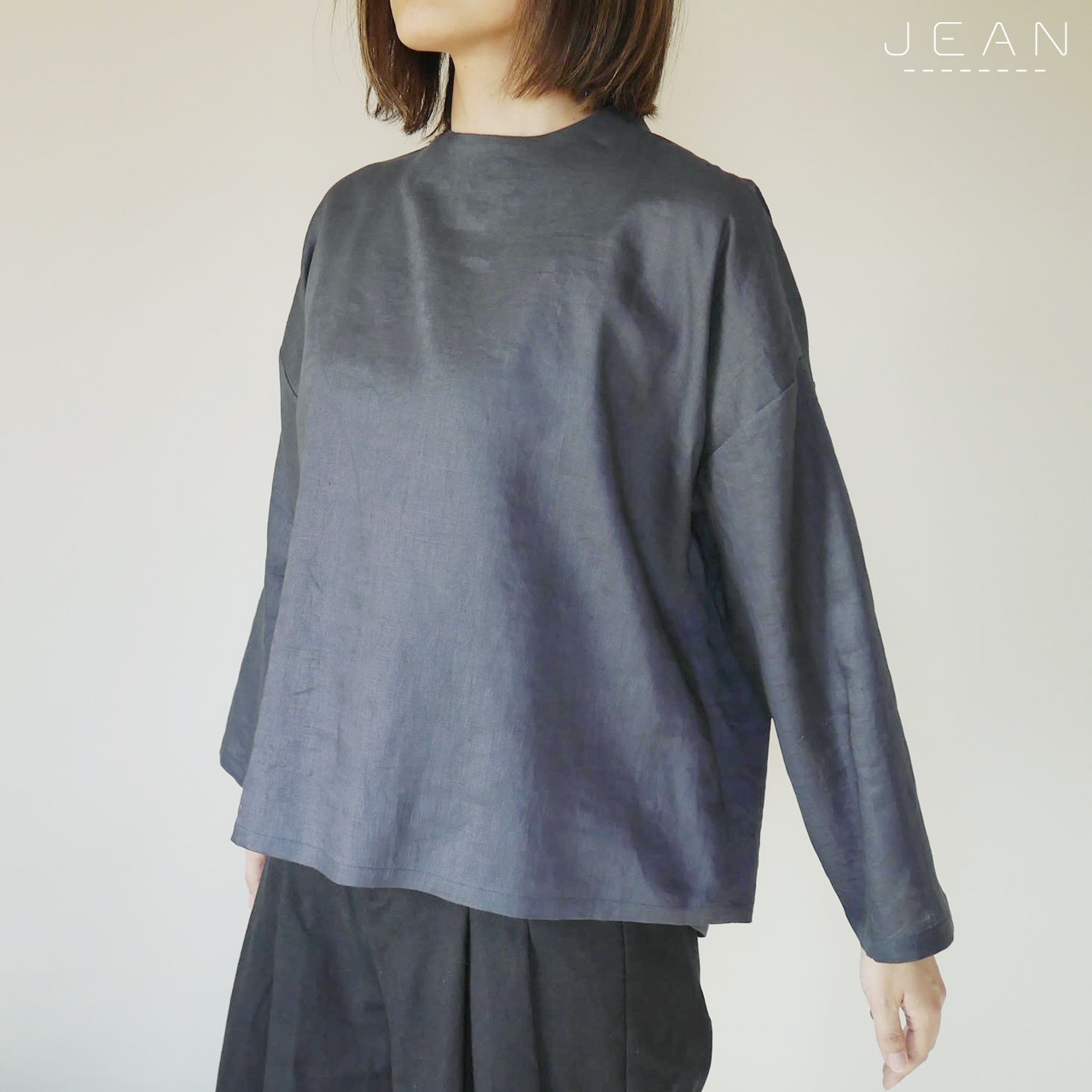 リネンのボトルネック後ろタックブラウス/ダークグレー