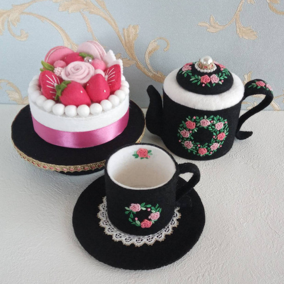 フェルト・刺繍のティーセット&ケーキ　黒にピンクのバラ　＊インテリアにもおままごとにも＊ 2枚目の画像