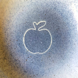 陶の中皿(深さ有り)【インディゴブルーのりんご】 4枚目の画像