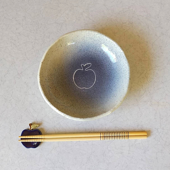陶の中皿(深さ有り)【インディゴブルーのりんご】 8枚目の画像