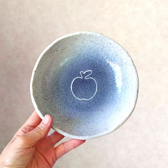陶の中皿(深さ有り)【インディゴブルーのりんご】 1枚目の画像
