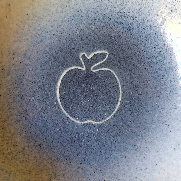 陶の中皿(深さ有り)【インディゴブルーのりんご】 3枚目の画像