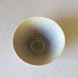 陶の小丼・大き目お茶碗・スープボウル【インディゴブルーのりんご】 3枚目の画像