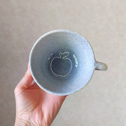陶のマグカップ【インディゴブルーのりんご】 7枚目の画像
