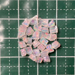 《合成オパール》(フローレスオパール) 原石 ピンク/赤斑 1.4g ⑧ 2枚目の画像