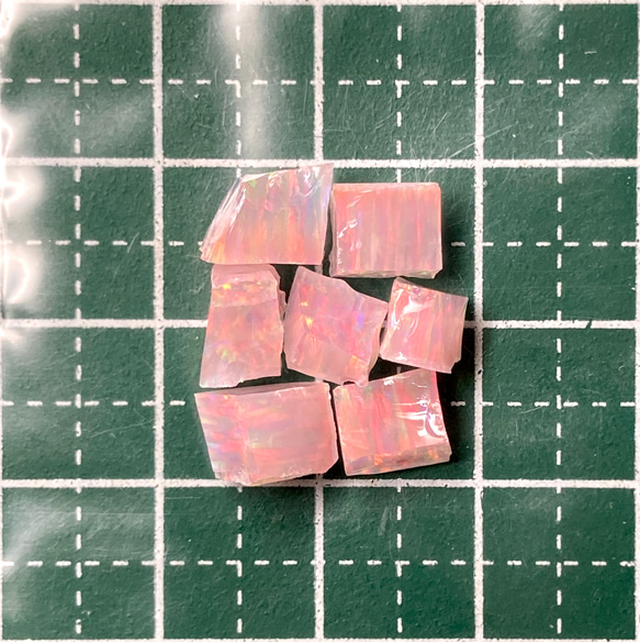 《合成オパール》(フローレスオパール) 原石 ピンク/赤斑 1.4g ① 2枚目の画像