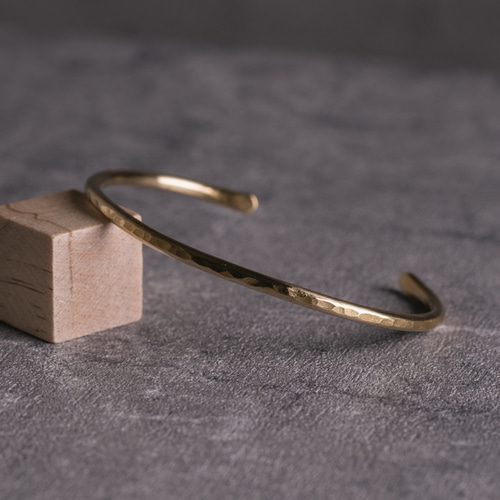 華奢なバングル｜φ3mm 槌目仕上げ 真鍮 ハンドメイド 〈丁度いい