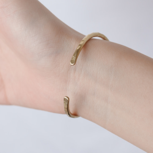 華奢なバングル｜φ3mm 槌目仕上げ 真鍮 ハンドメイド 〈丁度いい