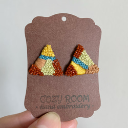 mosaic triangles 刺繍ピアス 5枚目の画像