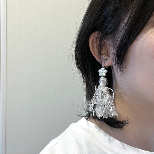 オリジナル グレー タッセル と シルバー ビーズ の イヤリング ピアス 