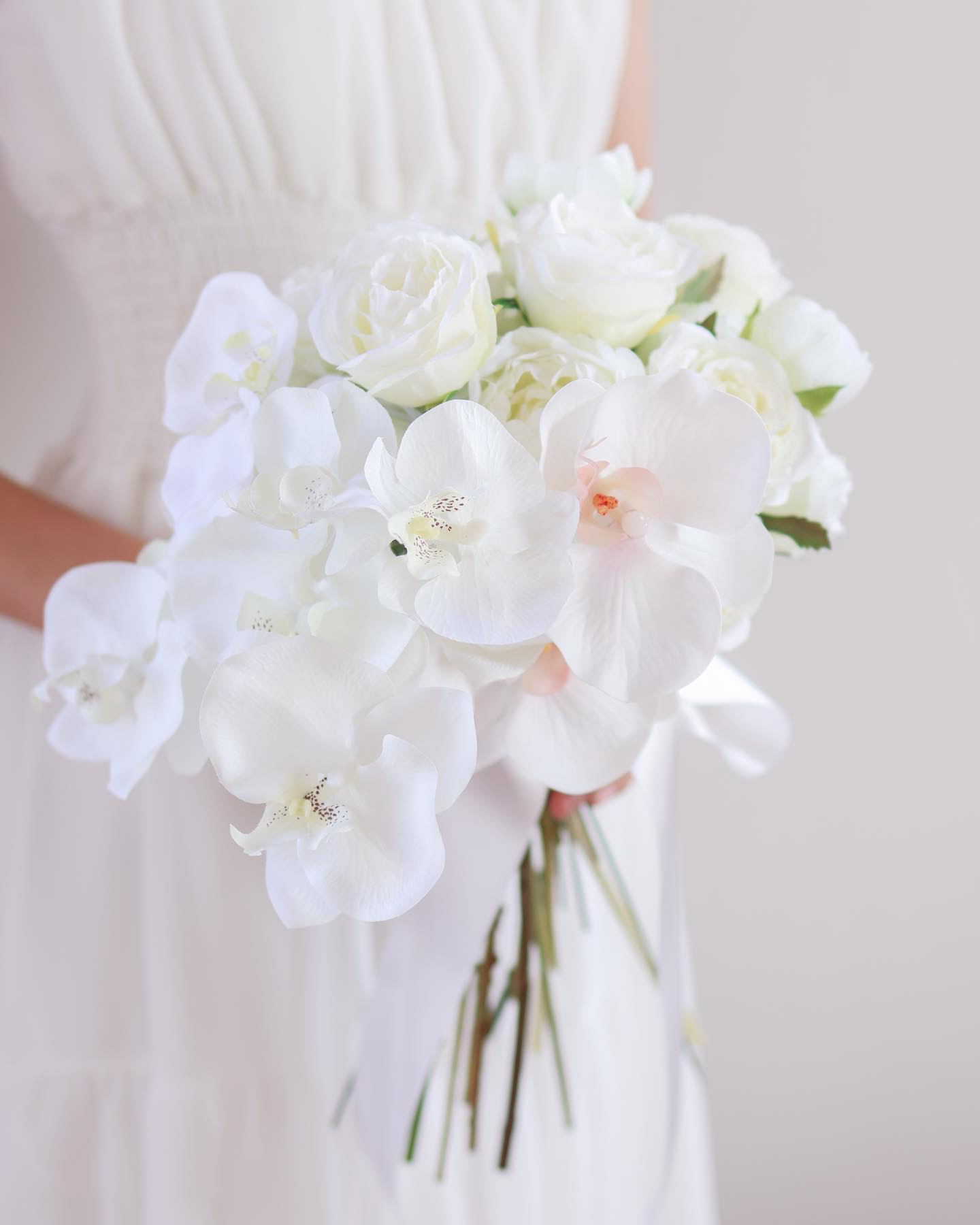 <ウェディング>バラと胡蝶蘭のブーケ♡ブートニア付！清楚＆華やかでかわいいです<受注制作>N30