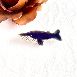 小さなクジラのブローチ【陶土】 1枚目の画像