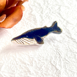 小さなクジラのブローチ【陶土】 5枚目の画像