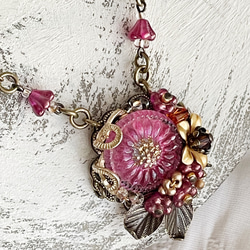 羨望の薔薇バロンジロードラン✴︎天然石モルガナイトとガラスボタンのネックレス 1枚目の画像