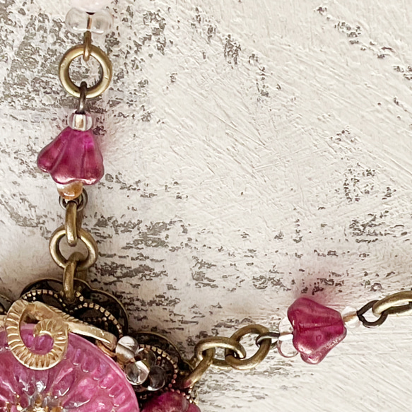 羨望の薔薇バロンジロードラン✴︎天然石モルガナイトとガラスボタンのネックレス 9枚目の画像