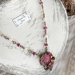 羨望の薔薇バロンジロードラン✴︎天然石モルガナイトとガラスボタンのネックレス 2枚目の画像