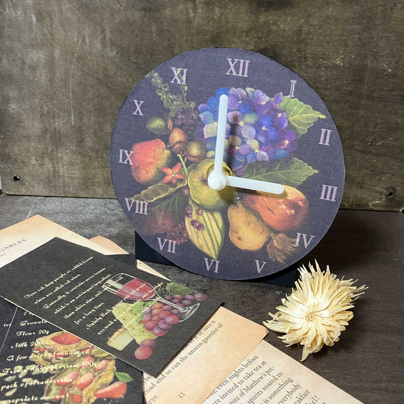 掛けても置いても。直径12cmのアート時計、紫陽花とラフランスの絵柄 1枚目の画像