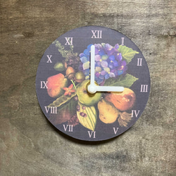 掛けても置いても。直径12cmのアート時計、紫陽花とラフランスの絵柄 2枚目の画像