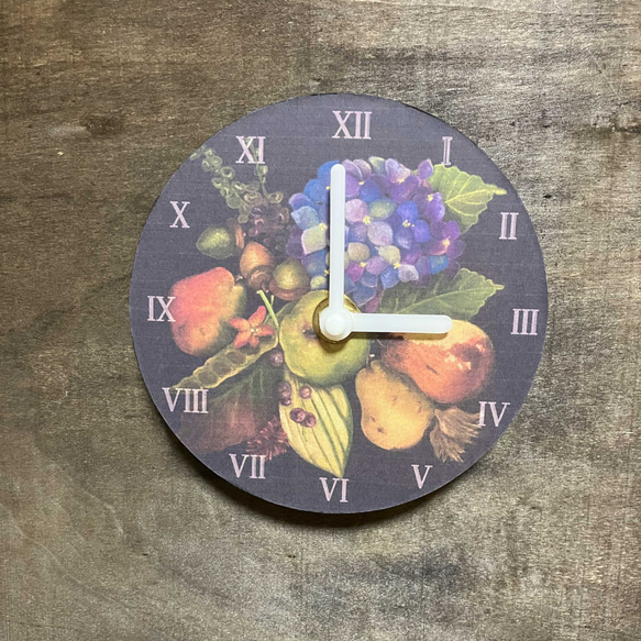 掛けても置いても。直径12cmのアート時計、紫陽花とラフランスの絵柄 2枚目の画像
