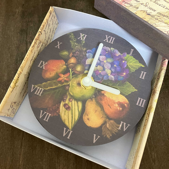 掛けても置いても。直径12cmのアート時計、紫陽花とラフランスの絵柄 3枚目の画像