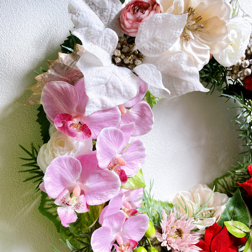 送料無料クリスマスリース 胡蝶蘭とポインセチアの鮮やかな