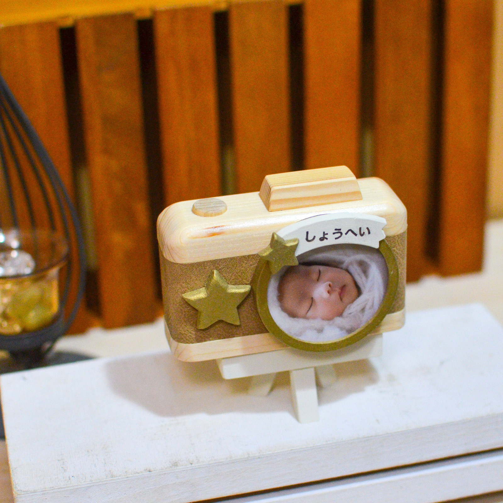 冬限定2025 出産祝い 男の子 女の子 カメラ フォトフレーム 名入れ 誕生日 ラッピング対応  写真立て 三脚付