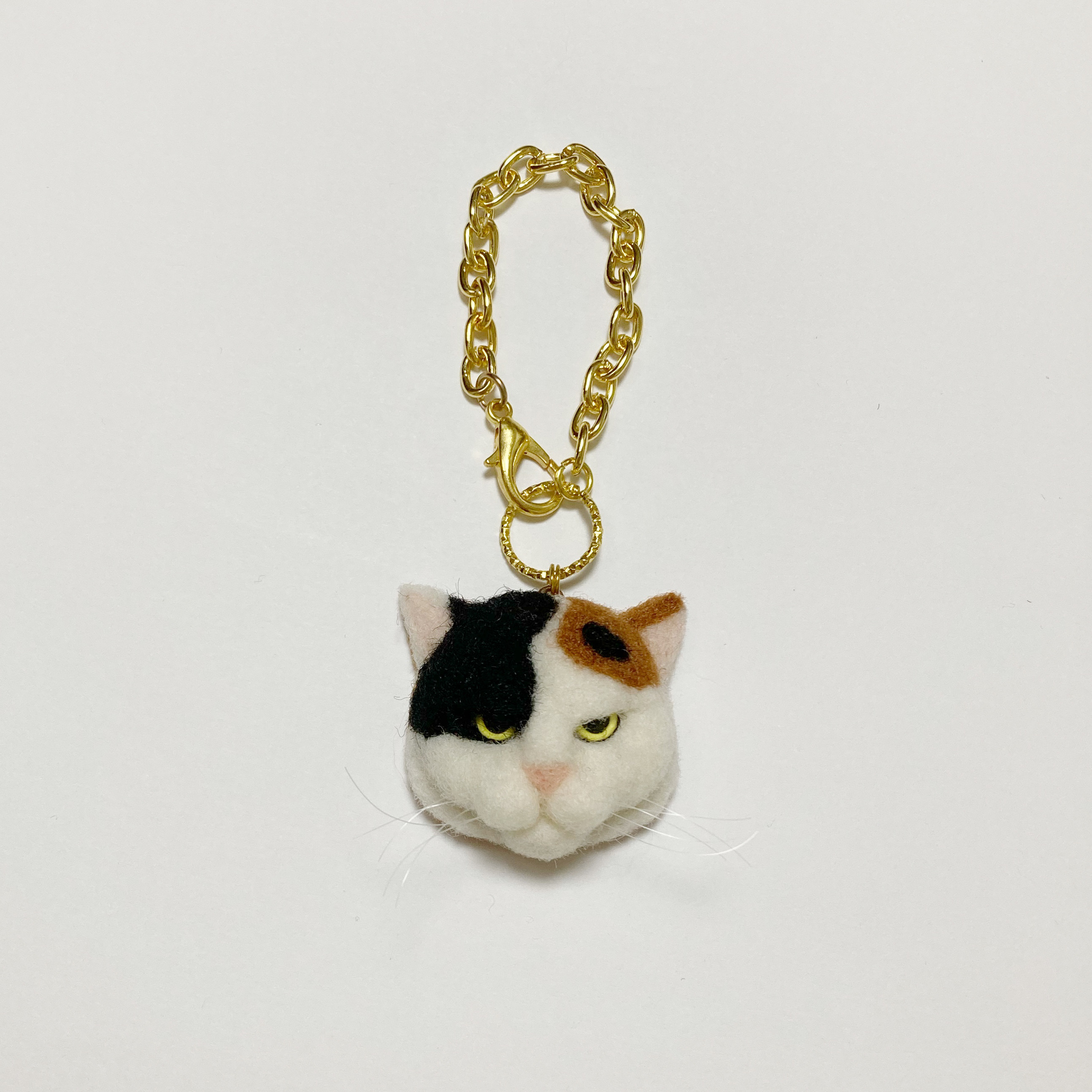 羊毛フェルトと刺繍糸、ねこさんバッグチャーム付きのバッグ
