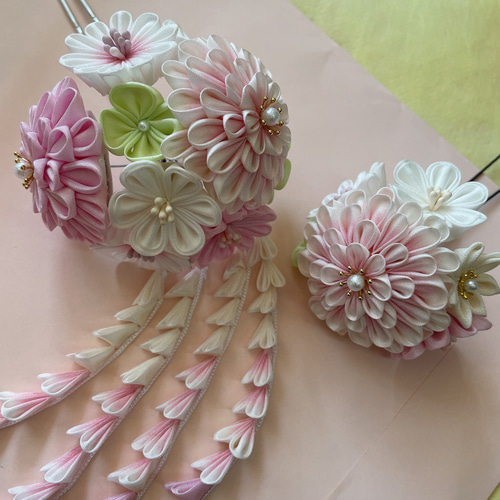 No.98 つまみ細工髪飾り成人式髪飾り卒業式髪飾り 七五三髪飾り 玉かんざし つまみ細工 玉かんざし 髪飾り 赤色 白 緑 ピンク 成人式 結婚式