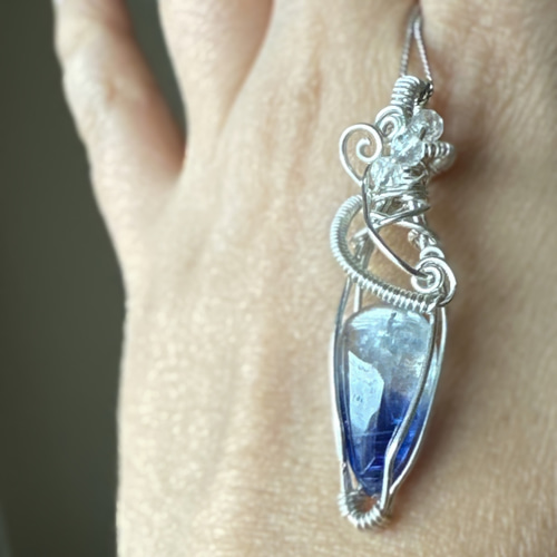 ブルーとクリアのバイカラー＊カイヤナイトシリカのワイヤーアクセサリー ブルーとクリアのバイカラー＊カイヤナイトシリカのワイヤーアクセサリー