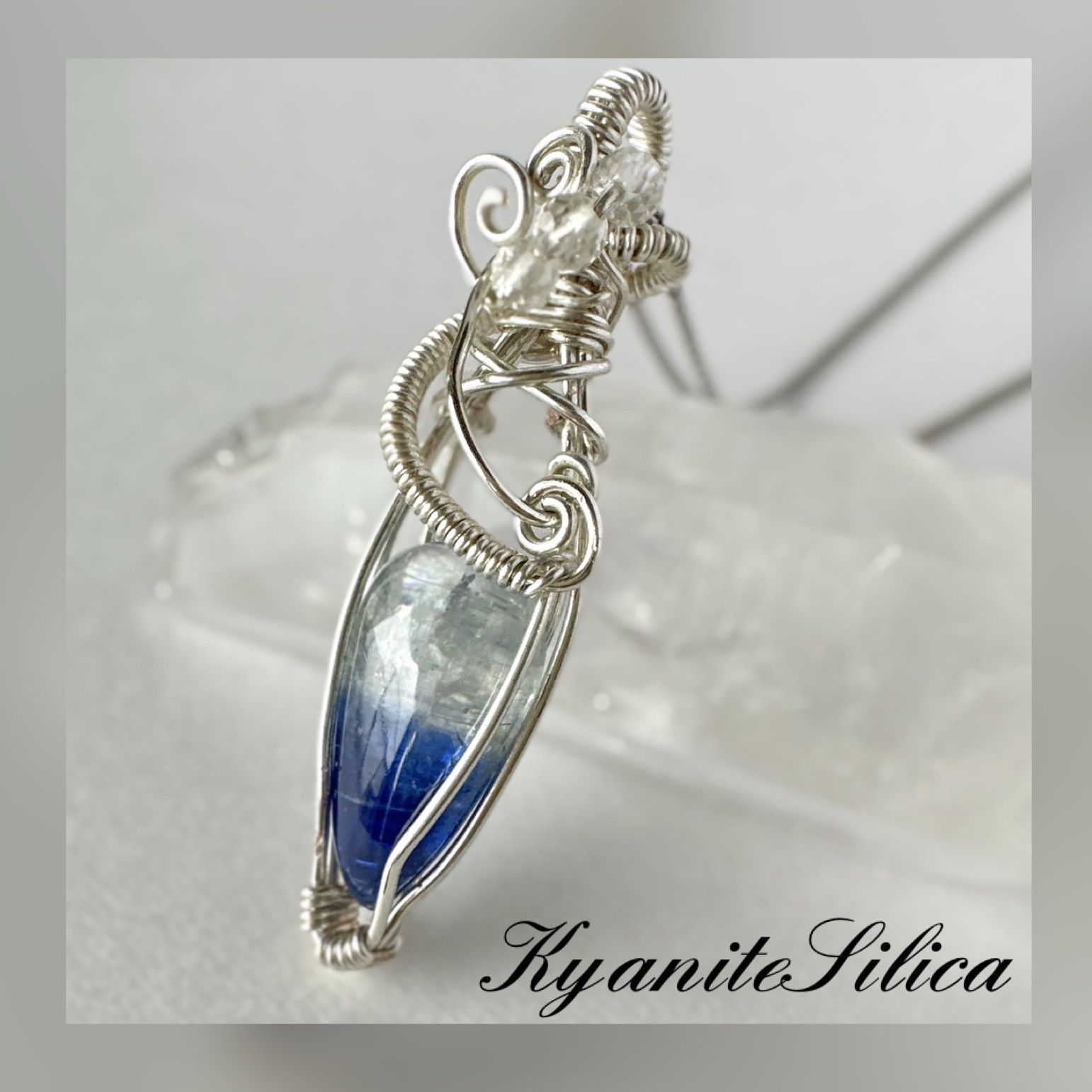 ブルーとクリアのバイカラー＊カイヤナイトシリカのワイヤーアクセサリー ブルーとクリアのバイカラー＊カイヤナイトシリカのワイヤーアクセサリー