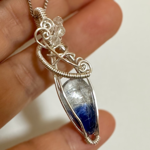 ブルーとクリアのバイカラー＊カイヤナイトシリカのワイヤーアクセサリー ブルーとクリアのバイカラー＊カイヤナイトシリカのワイヤー