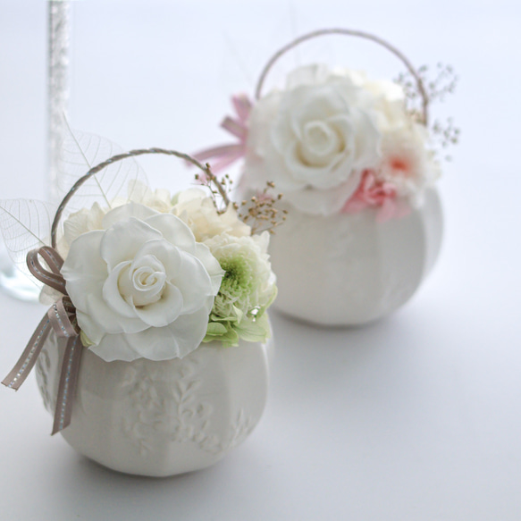 【お供え花・仏花】白を基調にした大輪のローズが美しい陶器　お悔み花・ペット用仏花 1枚目の画像