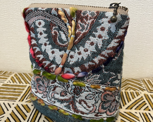 インド刺繍生地のお薬ポーチ(ペイズリー赤)