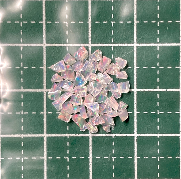 《合成オパール》(フローレスオパール) 原石 ピンク/赤斑 0.4g ⑮ 2枚目の画像